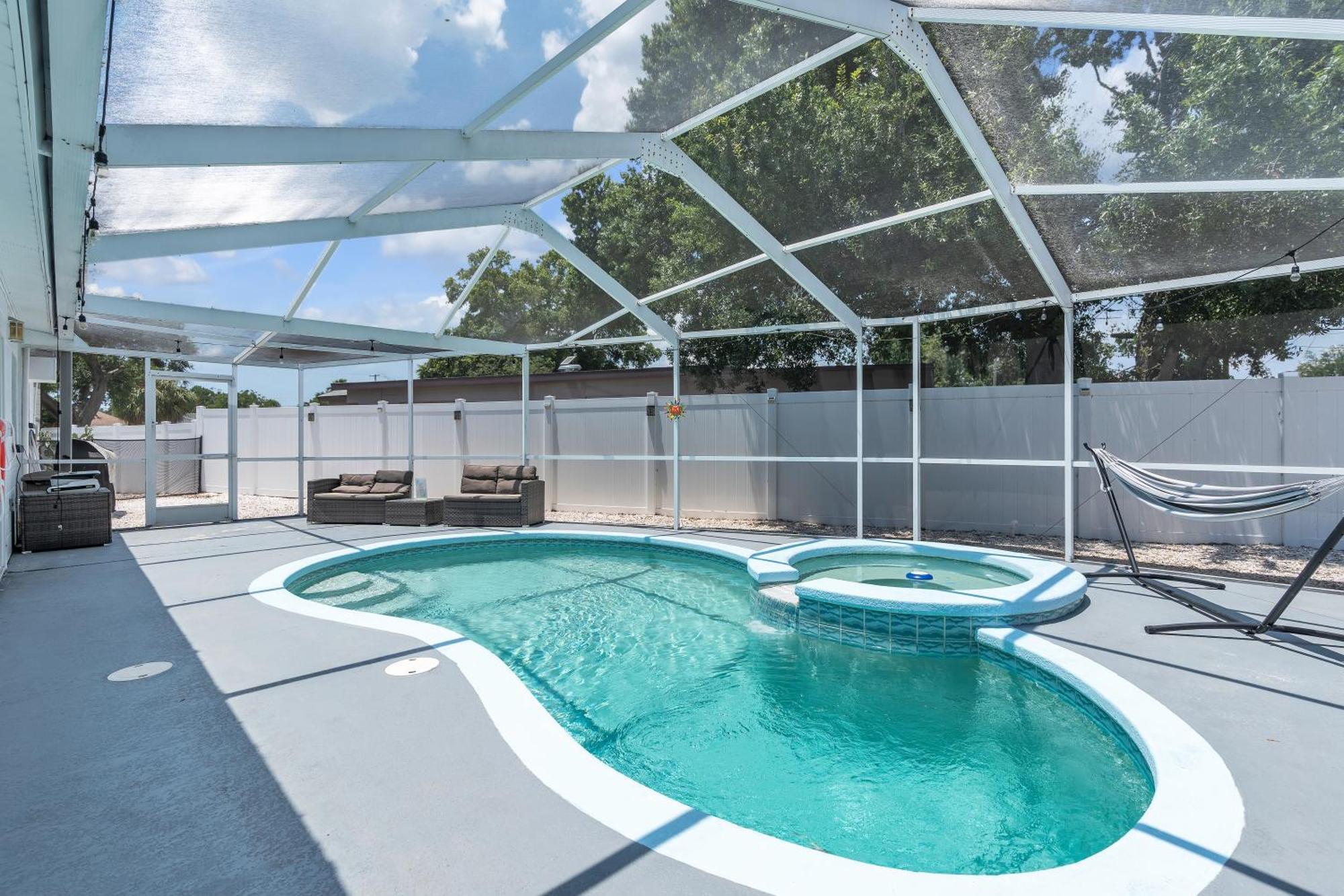 Stunning Modern Home In Tampa With Pool - Just 5 Minutes From Airport! Exteriör bild
